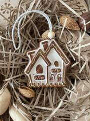 Домик белый с золотом. Подвеска FG-165