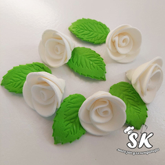 Набор сахарных цветов Розы белые с листиками 5 шт
