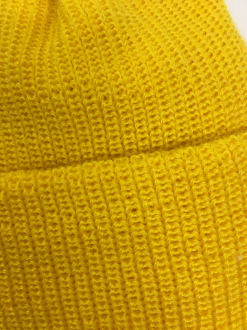 Желтая зимняя шапочка бини с отворотом