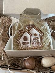 Домик белый с золотом. Подвеска FG-165