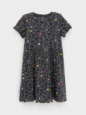 Платье  для девочки  К 5793/серый,яр.леопардовые сердечки