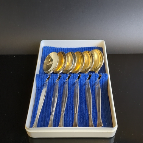 Комплект из 6 чайных ложек со стилизованными ручками в виде хвостов рыбы на 6 персон в подарочной коробке, мельхиор (медь-никель), Красносельская ювелирная фабрика, СССР, 1960-1980 гг.