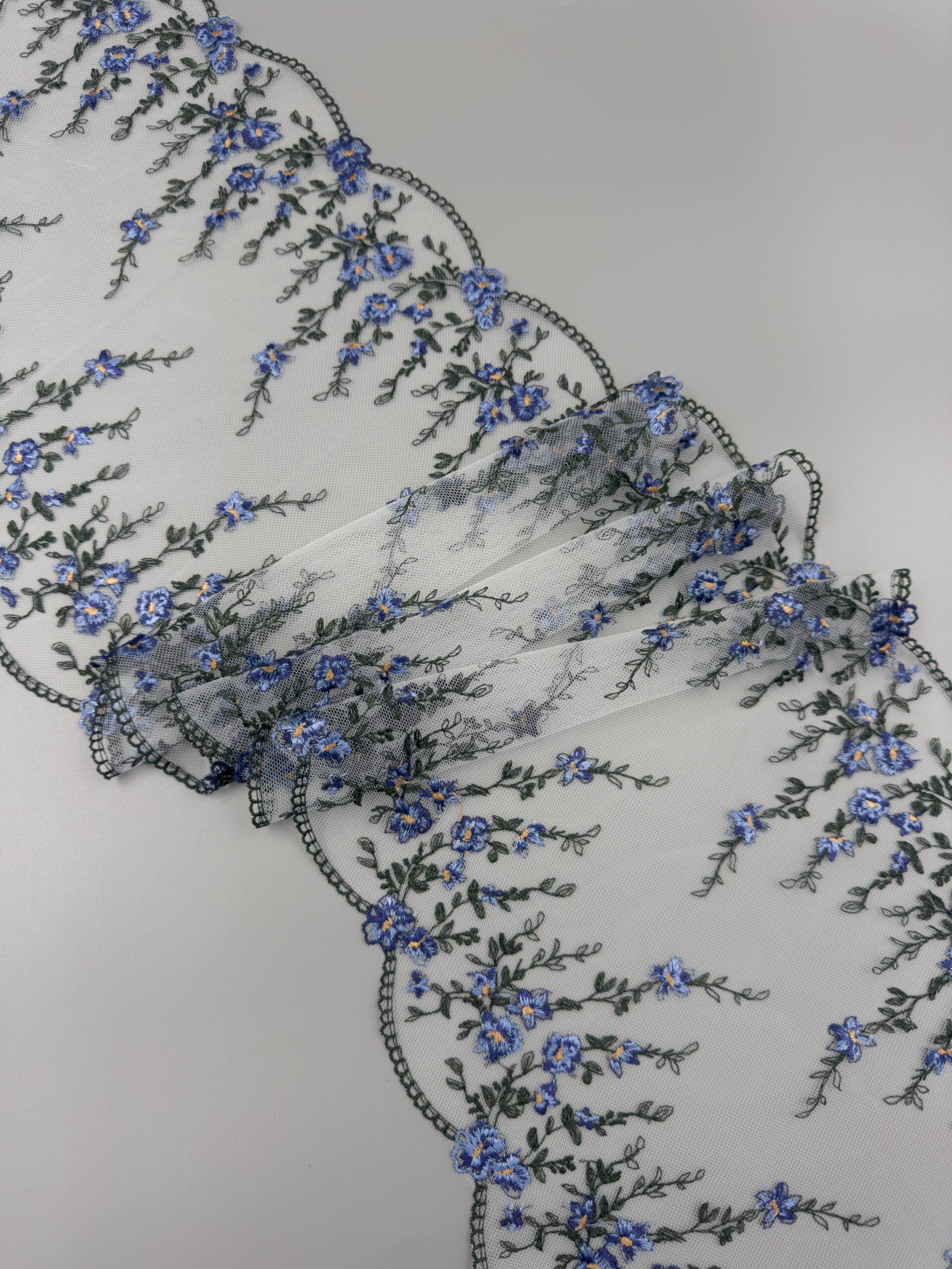 Вышивка на сетке молочная с васильковым и темно-зеленым ширина 23.5 см ОТРЕЗЫ