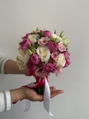 Свадебный букет из кустовых пионовидных роз, лизиантуса, одноголовых роз и зелени