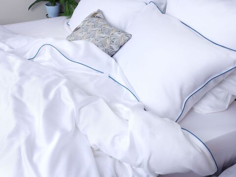 Постельное белье 2 спальное евро Mollen белое с васильково-синим кантом