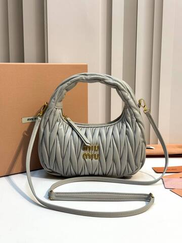 Сумка-хобо Miu Miu Wander matelassé nappa, жемчужный серый