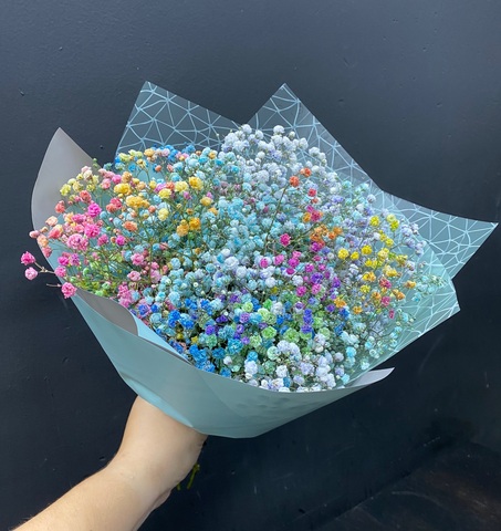 Разноцветная гипсофила в разноцветной упаковке