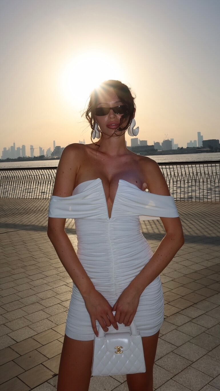 Платье мини с вырезом V на груди