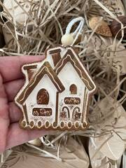 Домик белый с золотом. Подвеска FG-165
