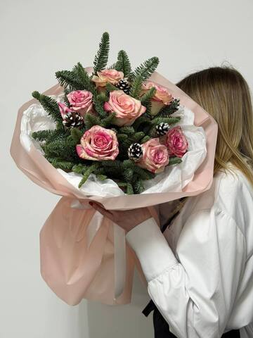новогодний букет с розой эквадор