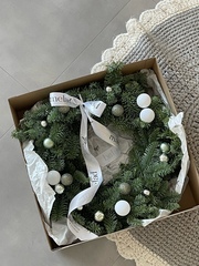 Новогодний венок в бело-серой гамме