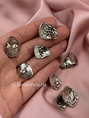 Пуговицы изогнутые неровной формы с жатым эффектом в серебре