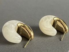 sergi-s-podveskoj-kaplya-s-cvetnoj-vstavkoj-iz-akrila-v-stile-celine