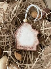 Домик белый с золотом. Подвеска FG-165