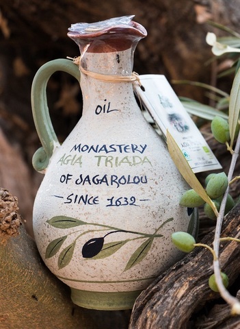 Оливковое масло в глиняном кувшине ручной работы Agia Triada 750 мл
