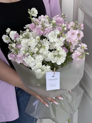 Букет из кустовой маттиолы