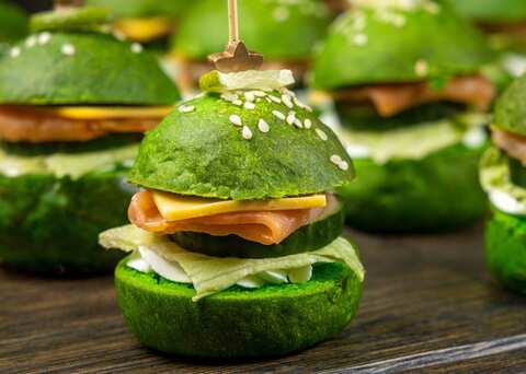 Мини-бургер со слабосоленым лососем и сыром чеддер, 20 шт.