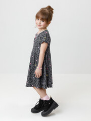 Платье  для девочки  К 5793/серый,яр.леопардовые сердечки