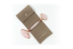 ALMASPA Роллер из розового кварца в бархатном мешочке