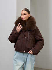 Шоколадная пуховая парка с меховым воротником