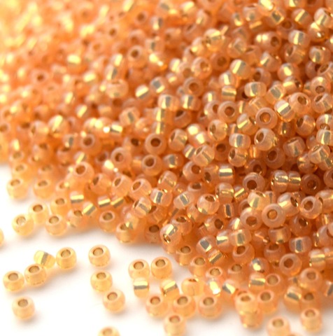RR-0552 Бисер круглый Миюки 11/0 Желто-оранжевый опал с серебристой линией внутри /Miyuki round 11/0 Opal S/L light yellow-orange