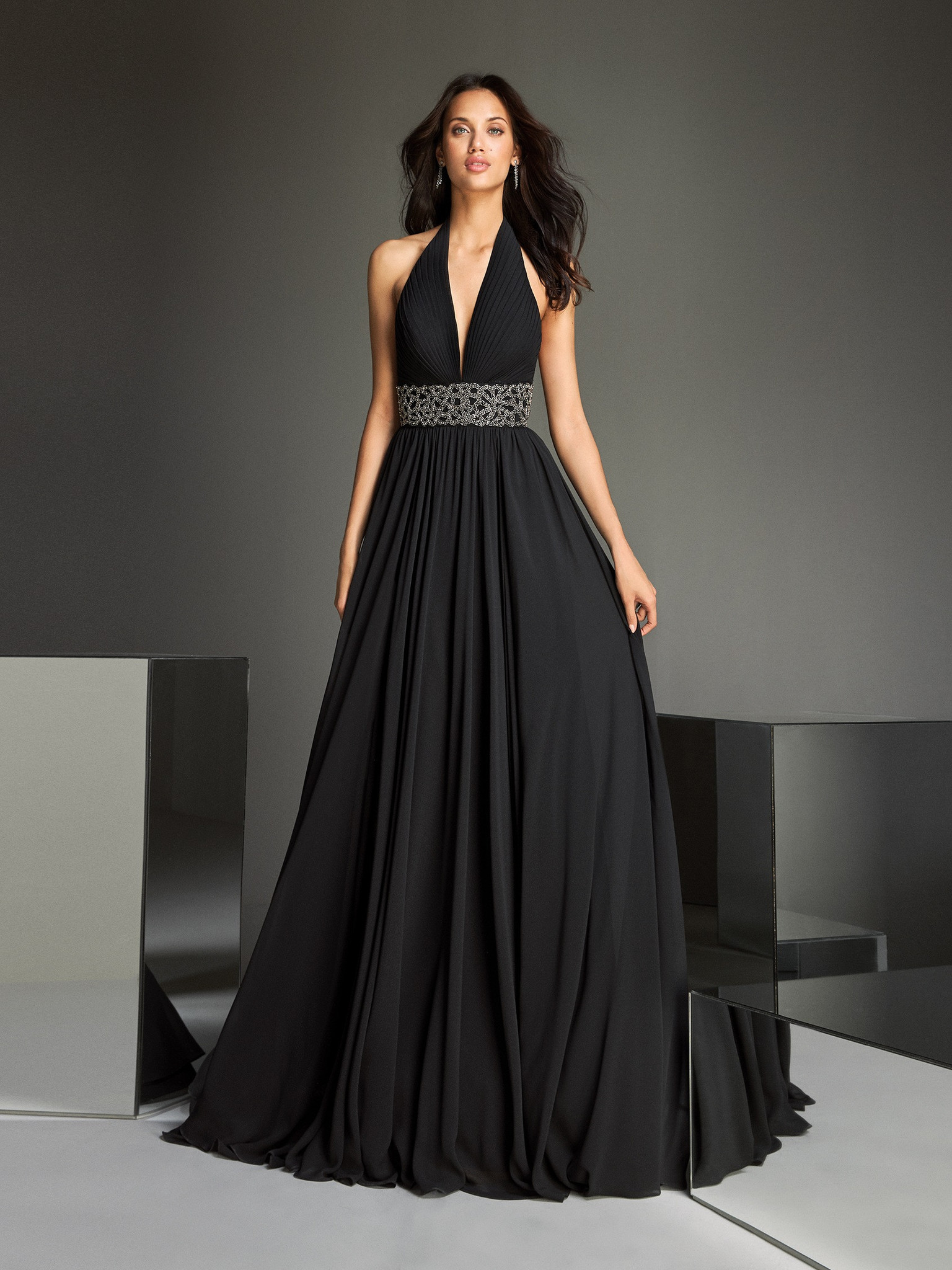 Вечернее платье классическое черное