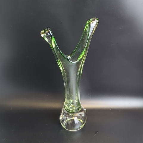 Шикарная ваза для цветов цветное зеленое стекло, 37 см, Чехословакия, винтаж СССР 1970-1990 гг