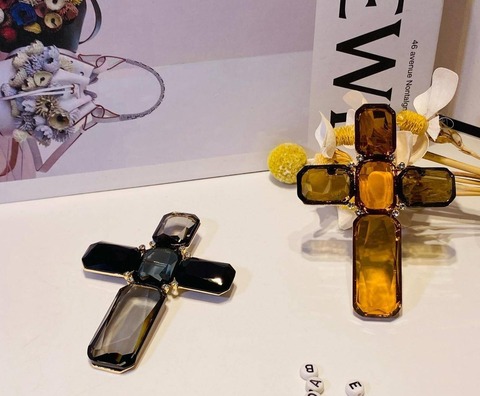 Стильная брошь КРЕСТ с акриловыми вставками янтарь/черная