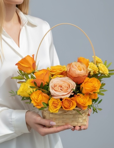 Корзина из 51 оранжевой розы