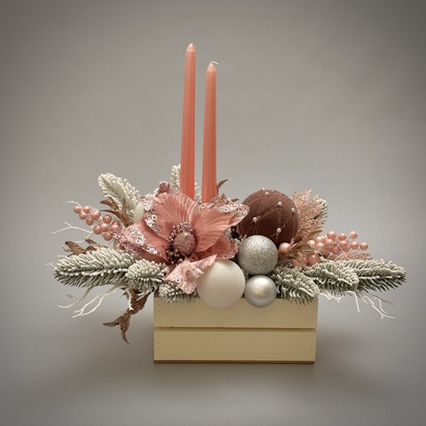 «Розовое волшебство» - новогодняя композиция со свечами