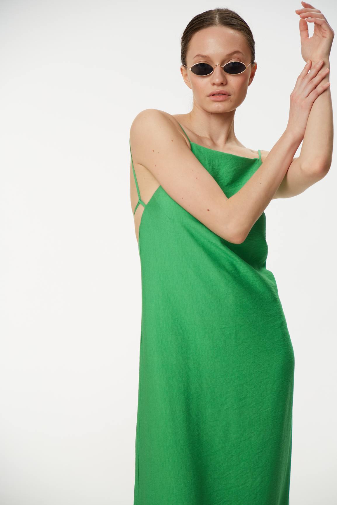 Платье макси с графичным вырезом на спинке, фактурная вискоза, зеленый