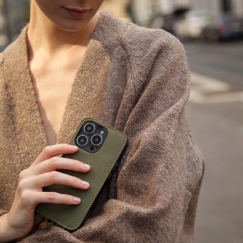 Чехол для iPhone 15 Pro из кожи сафьяно, цвета хаки