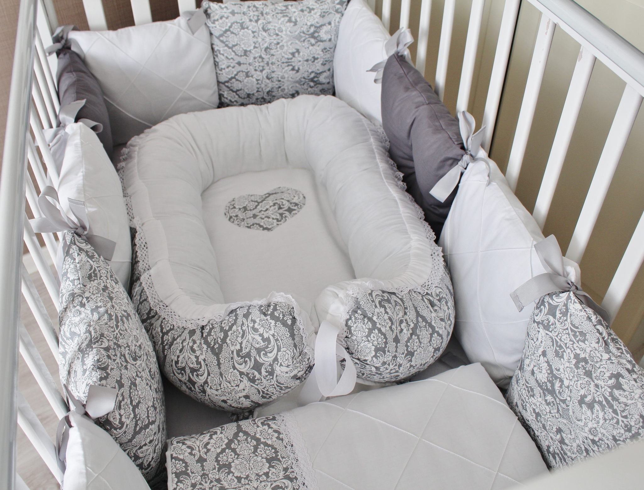 Комплект в кроватку для новорожденных с бортиками подушками