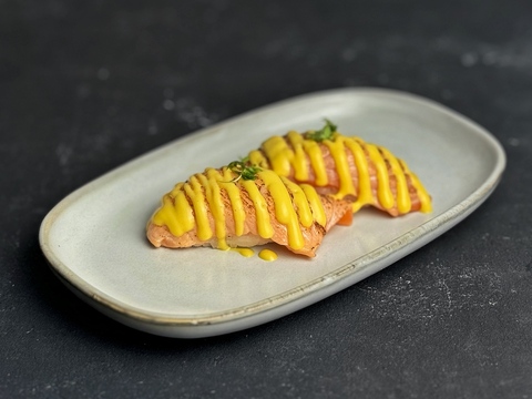 Суши с опаленным лососем (2 шт)