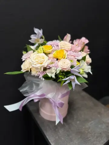 Цветочная композиция в шляпной коробке