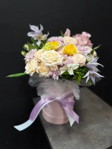 Цветочная композиция в шляпной коробке