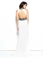 Mac Duggal 4887 Белое свадебное платье с разрезом на ноге, длинное,лиф украшен черными камнями