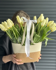 Джутовая корзина  с тюльпанами (25 шт)