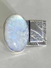 Адуляр (серебряное кольцо)