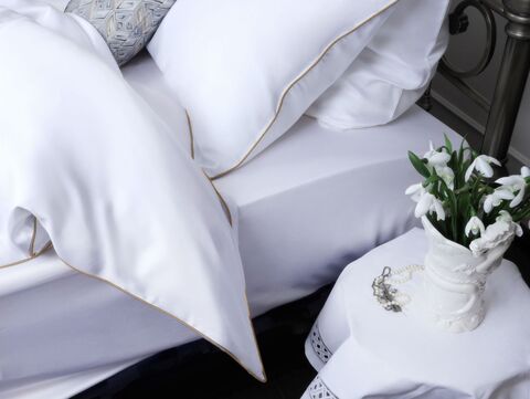 Постельное белье семейное Mollen белое с песочно-бежевым кантом