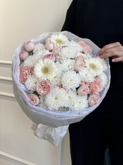 Букет сборный из хризантемы, кустовых пионовидных роз, гербер и диантусов