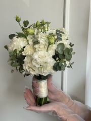 Свадебный букет из маттиолы, лизиантуса, диантусов и эвкалипта