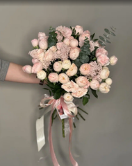 Букет пионовидные розы с озотамнусом