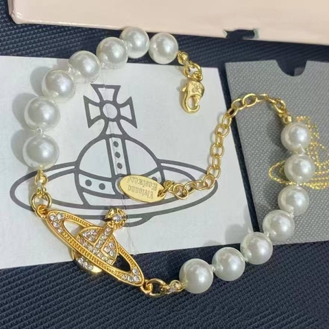 53524-braslet-iz-zhemchuga-s-podveskoj-logo-v-stile-westwood