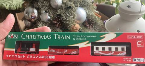 Комплект Новый Год : Рождественский поезд + рельсы + пульт управления Kato