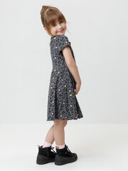 Платье  для девочки  К 5793/серый,яр.леопардовые сердечки