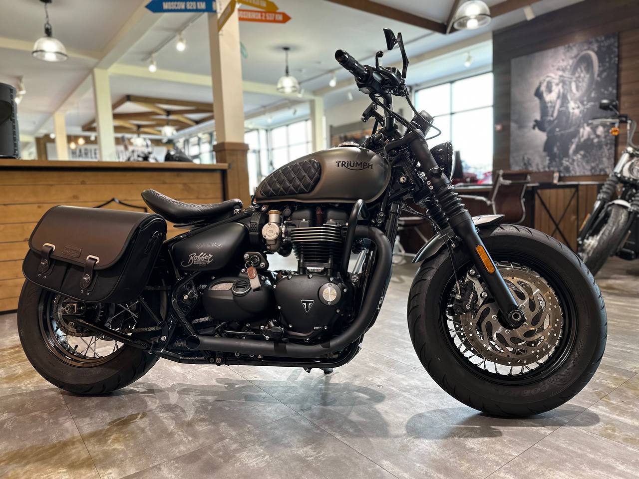 Black sales bobber triumph