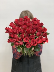 Букет 55 роз Кения 40 см в ленте красные