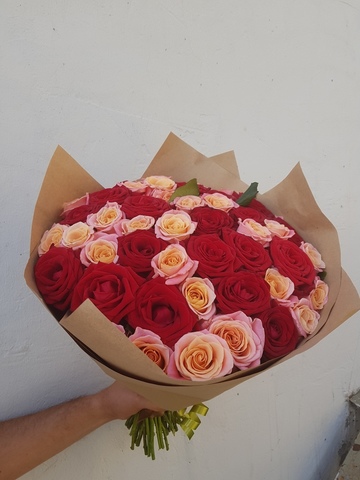 Букет из 51 бело-розовой розы (50 см)