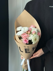 Кулек из хризантемы, герберы, кустовой розы и диантусов